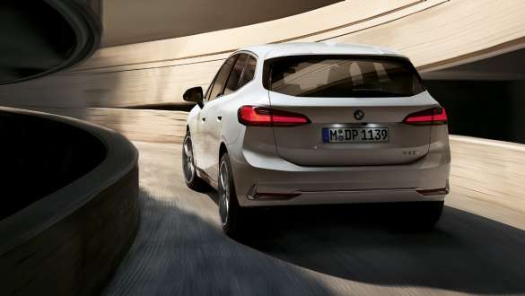 Dinamičan dizajn zadnjeg dela vozila BMW Serija 2 Active Tourer U06 2021 BMW Serija 2 Active Tourer U06 2021 Mineral bela metalik boja pogled otpozadi na spiralnu rampu na parkingu