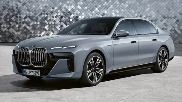 Bočni prikaz BMW Serije 7 Sedan G70 PHEV 750e xDrive Dravite sive metalik boje BMW Serije 7 Sedan G70 PHEV 750e xDrive Dravite sive metalik boje bočni prikaz