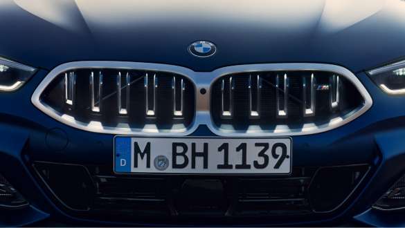 BMW 'Iconic Glow’ prednja rešetka BMW Serije 8 Gran Coupé G16 LCI Facelift 2022 BMW Serije 8 Gran Coupé G16 LCI Facelift 2022 BMW Individual Frozen Tanzanite plave metalik boje BMW 'Iconic Glow’ prednja rešetka