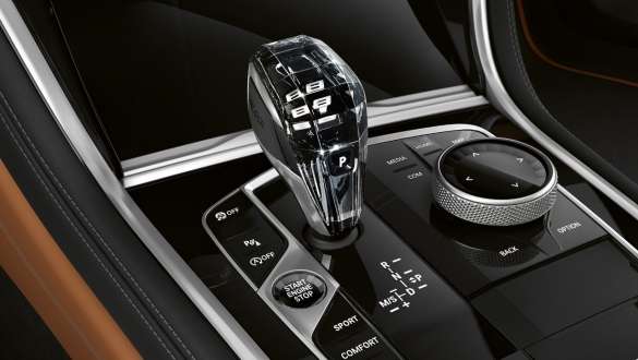 'CraftedClarity' stakleni delovi BMW Serije 8 Gran Coupé G16 LCI Facelift 2022 'CraftedClarity' stakleni delovi BMW Serije 8 Gran Coupé G16 LCI Facelift 2022 bliži prikaz centralne konzole