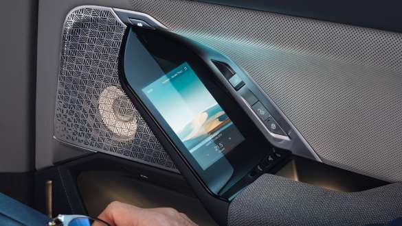 Fond Entertainment Experience BMW i7 Sedan G70 Fond Entertainment Experience Touchscreen na zadnjim vratima BMW i7 limuzina G70