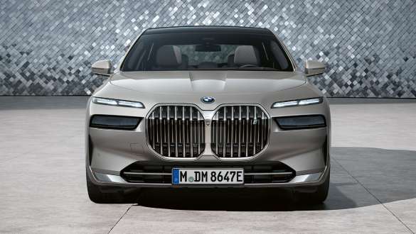 BMW i7 Sedan G70 Prednji prikaz vozila u studiju BMW i7 Sedan G70 BMW Individual Oxid siva metalik boja Prednji prikaz vozila u studiju s pozadinom