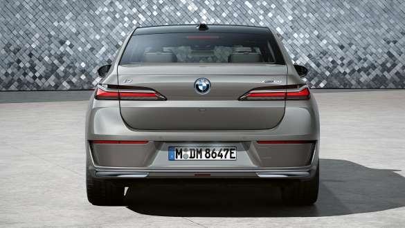 BMW i7 Sedan G70 prikaz zadnjeg dela vozila u studiju BMW i7 Sedan G70 BMW Individual Oxid siva metalik boja Zadnji prikaz zadnjeg dela vozila u studiju s pozadinom