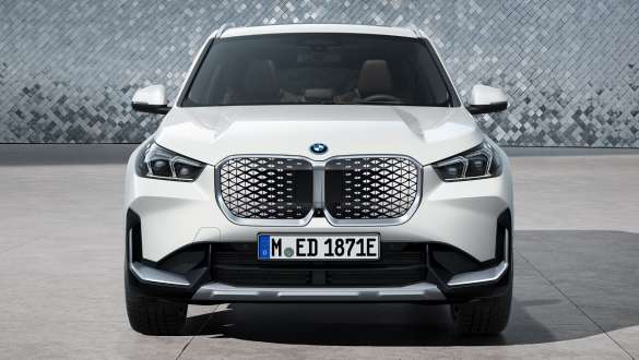 BMW iX1U11 BEV prednji prikaz vozila u studiju BMW iX1U11 BEV2022 Mineral bela metalik boja prednji prikaz parkiranog vozila