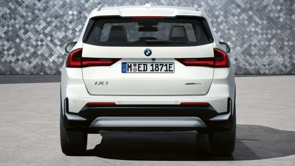 BMW iX1 U11 BEV zadnji prikaz BMW iX1 U11 BEV 2022 Mineral bela metalik boja zadnji prikaz