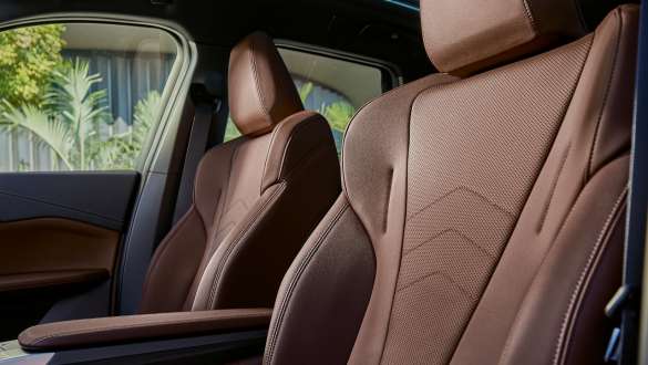 BMW iX1 U11 BEV unutrašnjost aktivna sedišta BMW iX1 U11 BEV unutrašnji bočni prikaz aktivna sedišta sensatec Mocha Eucaliptus, sa otvorenim porama, ukrasni elementi od finog drveta