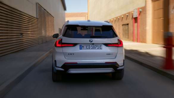 BMW iX1 U11 BEV stražnji prikaz Rikverc asistent BMW iX1 U11 BEV stražnji prikaz tokom vožnje Rikverc asistent