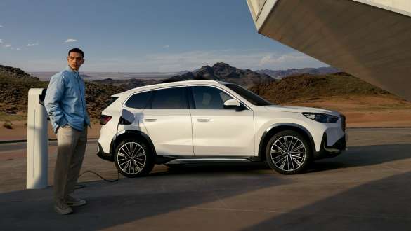 BMW iX1 U11 BEV 2022 napajanje BMW iX1U11 BEV2022 Mineral bela metalik boja bočni prikaz tokom punjenja