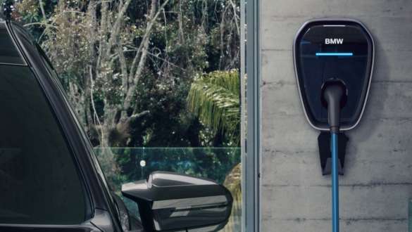 Wallbox BMW M760e xDrive Sedan G70 Wallbox BMW M760e xDrive Sedan G70 BMW Individual dvonijansna Black Sapphire metalik boja karoserije BMW Individual Dravite sive metalik boje bliži prikaz stanice za punjenje električnih vozila