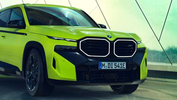 BMW XM 50e G09 tročetvrtinski prednji prikaz BMW XM 50e G09 tročetvrtinski prednji prikaz sa saputnikove strane