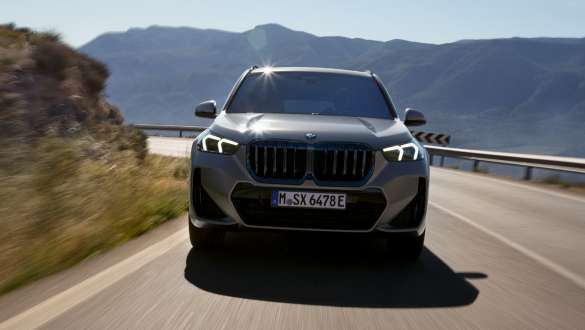 BMW X1 U11 BEV prednji prikaz BMW X1 U11 BEV prednji prikaz vozila tokom vožnje seoskim putem