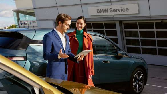 BMW servis BMW servis Zaposleni u BMW-u savetuje klijenta