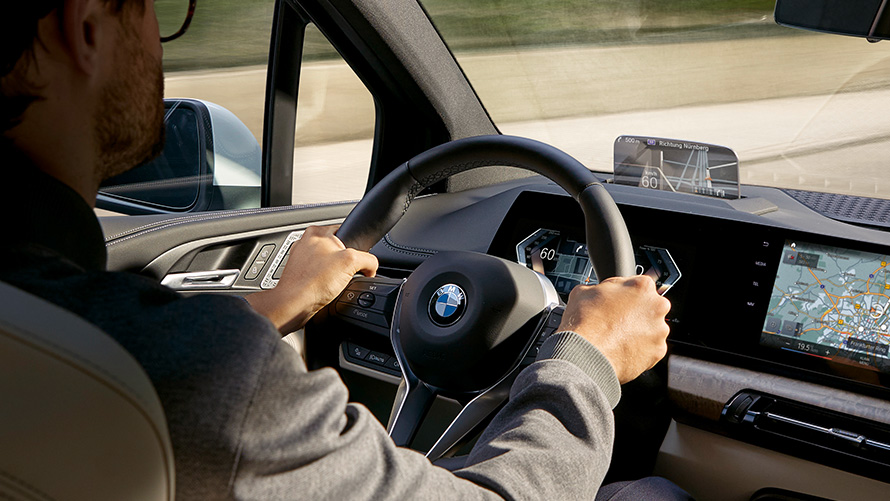 BMW Serija 2 Active Tourer U06 2021 sistemi pomoći vozaču BMW Serija 2 Active Tourer U06 2021 sistemi pomoći vozaču kokpit sa osobom za volanom
