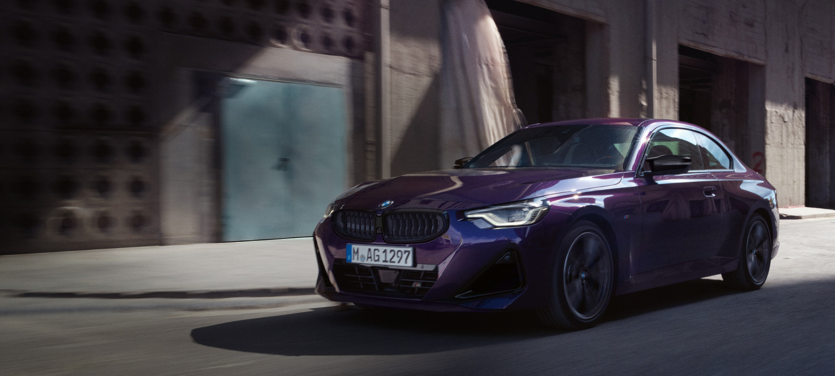 BMW Serija 2 Coupe G42 2024 Thundernight metalik, tročetvrtinski prednji prikaz vozila u pokretu