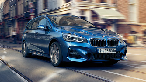 BMW Serija 2 BMW Gran Tourer serija 2 F46 pogled spreda u vožnji gradskim ulicama