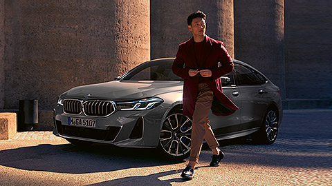 BMW Serije 6 Gran Turismo (G32) tročetvrtinski prednji prikaz sa modelom