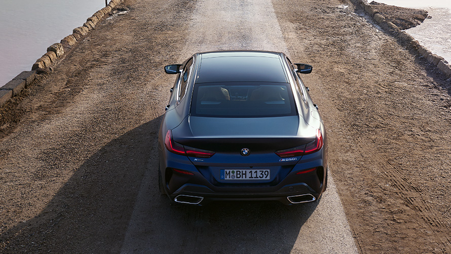 BMW M850i xDrive Gran Coupé G16 LCI Facelift 2022 BMW Individual Frozen Tanzanite plave metalik boje zadnji prikaz vozila iz ptičije perspektive BMW M850i xDrive Gran Coupé G16 LCI Facelift 2022 BMW Individual Frozen Tanzanite plave metalik boje zadnji prikaz vozila iz ptičije perspektive
