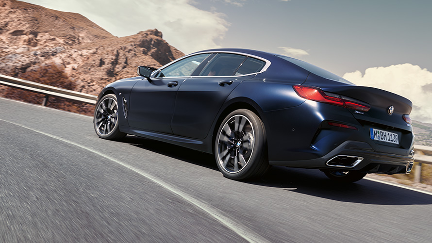 BMW 840i xDrive Gran Coupé G16 LCI Facelift 2022 BMW 840i xDrive Gran Coupé G16 LCI Facelift 2022 Portimao plave metalik boje tročetvrtinski prednji prikaz vozila prilikom vožnje planinskim putem