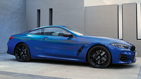 BMW Serija 8 Coupé (G15) tročetvrtinski bočni prikaz parkiranog vozila 