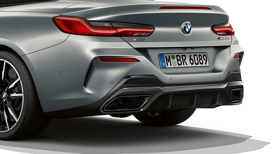 BMW M850i xDrive Kabriolet G14 LCI Facelift 2022 BMW Individual Frozen Pure siva metalik boja tročetvrtinski zadnji prikaz zadnjeg donjeg dela branika 