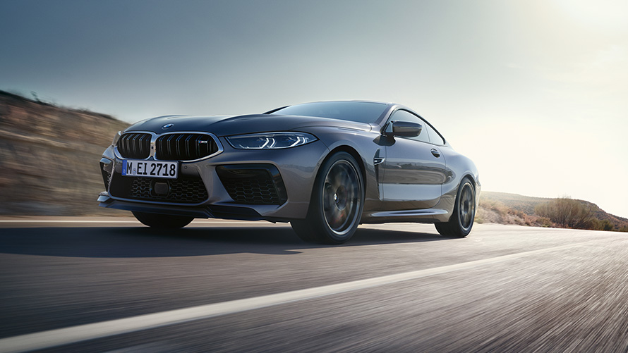 BMW M8 Coupé F92 LCI Facelift 2022 Skyscraper sive metalik boje tročetvrtinski prednji prikaz vozila tokom vožnje autoputem iz niskog ugla