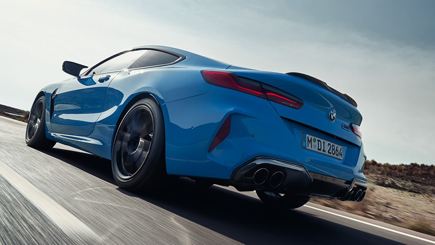 BMW M8 Competition Coupé F92 LCI Facelift 2022 Daytona Beach plave uni boje tročetvrtinski zadnji prikaz vozila tokom vožnje