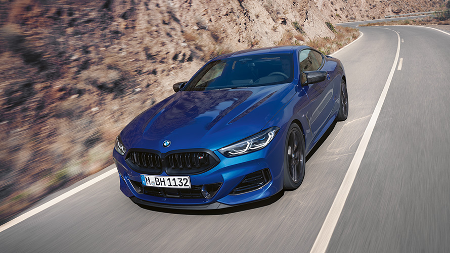 BMW M850i xDrive Coupé G15 LCI Facelift 2022 M Portimao plave metalik boje, tročetvrtinski prednji prikaz vozila u pokretu
