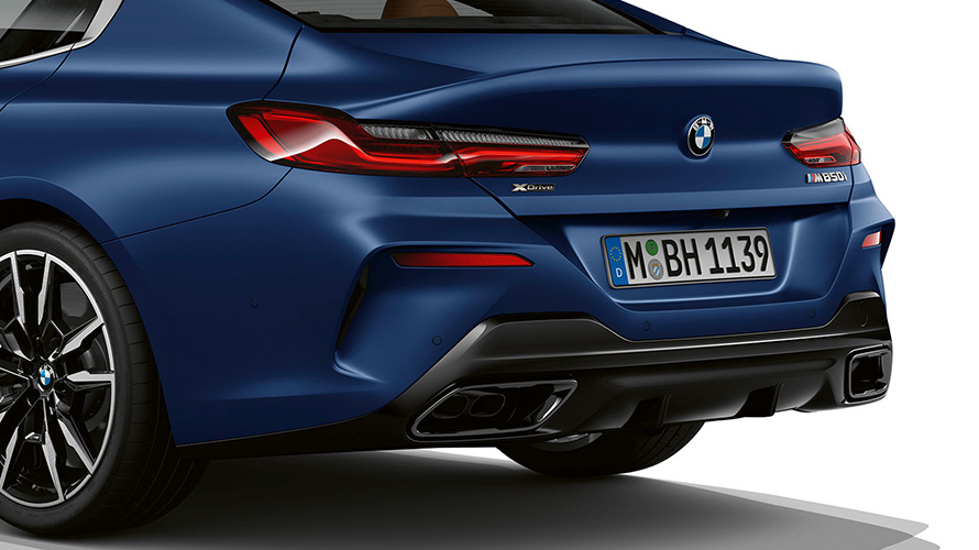 BMW M850i xDrive Gran kupe G16 LCI Facelift 2022 tročetvrtinski detaljan prikaz stražnjeg dela vozila otpozadi