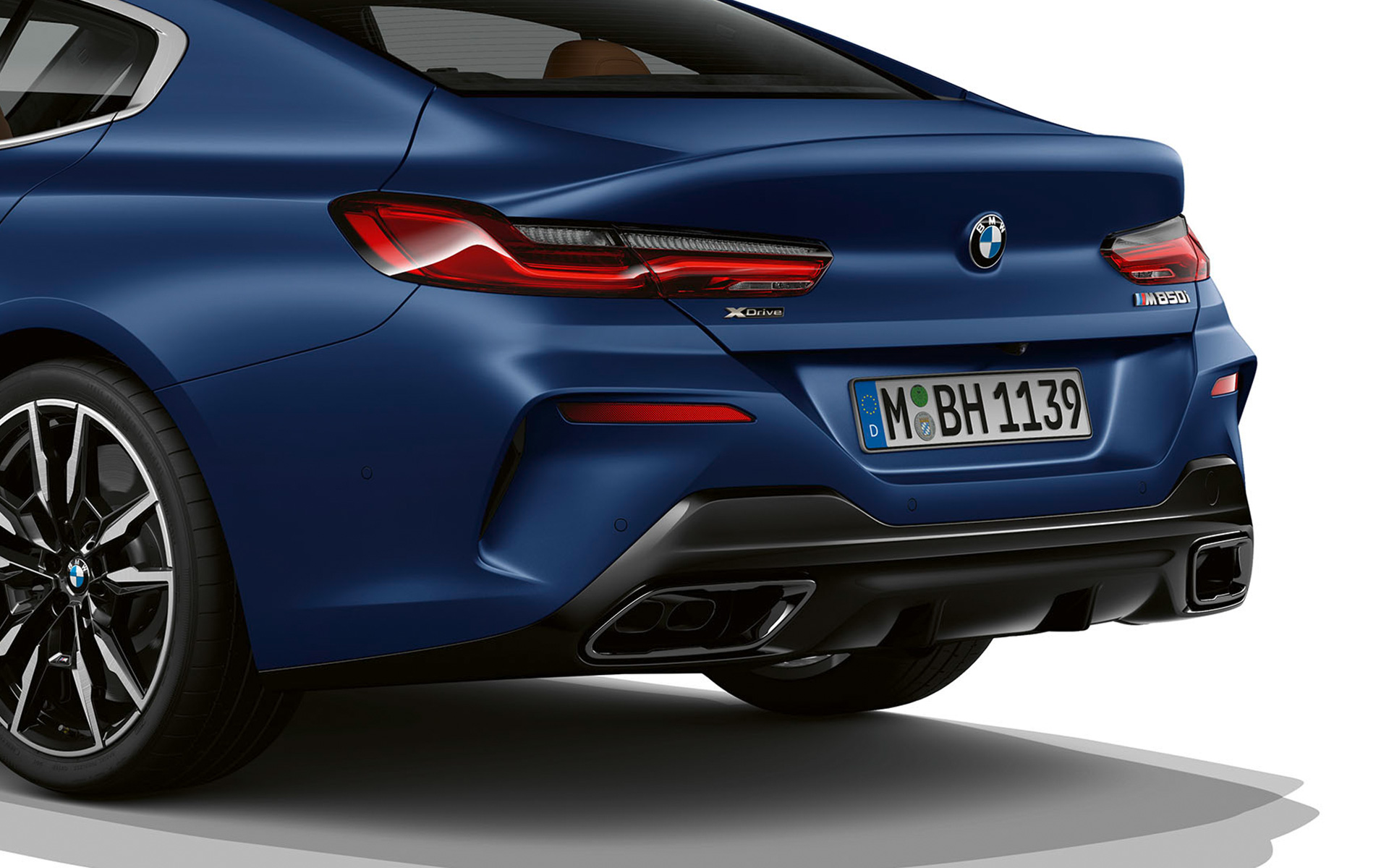 Tročetvrtinski zadnji prikaz BMW M850i xDrive Gran kupe G16 LCI Facelift 2022 BMW M850i xDrive Gran kupe G16 LCI Facelift 2022 tročetvrtinski detaljan prikaz stražnjeg dela vozila otpozadi
