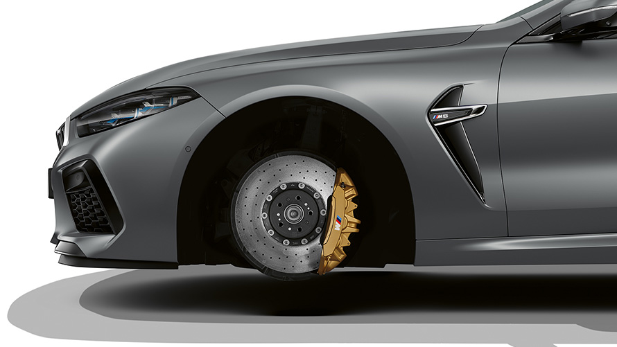 BMW M8 Gran kupe F93 LCI Facelift 2022 BMW Individual Frozen Pure siva metalik boja M ugljenično-keramičke kočnice bez guma