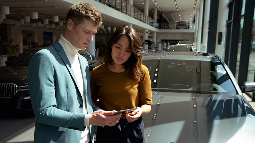 Zaposleni u BMW-u savetuje kupca Zaposleni u BMW-u savetuje kupca