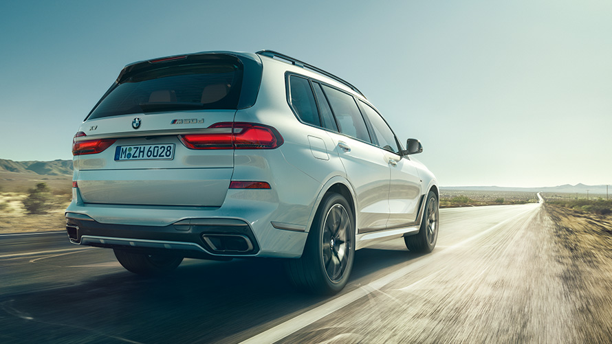 BMW X7 M50d G07 2019 Mineral bela boja, zadnji prikaz vozila tokom vožnje