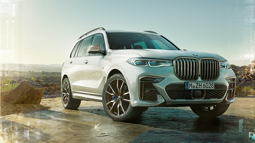 BMW X7 M50i G07 2019 Mineral bela boja, tročetvrtinski prednji prikaz vozila u prirodi