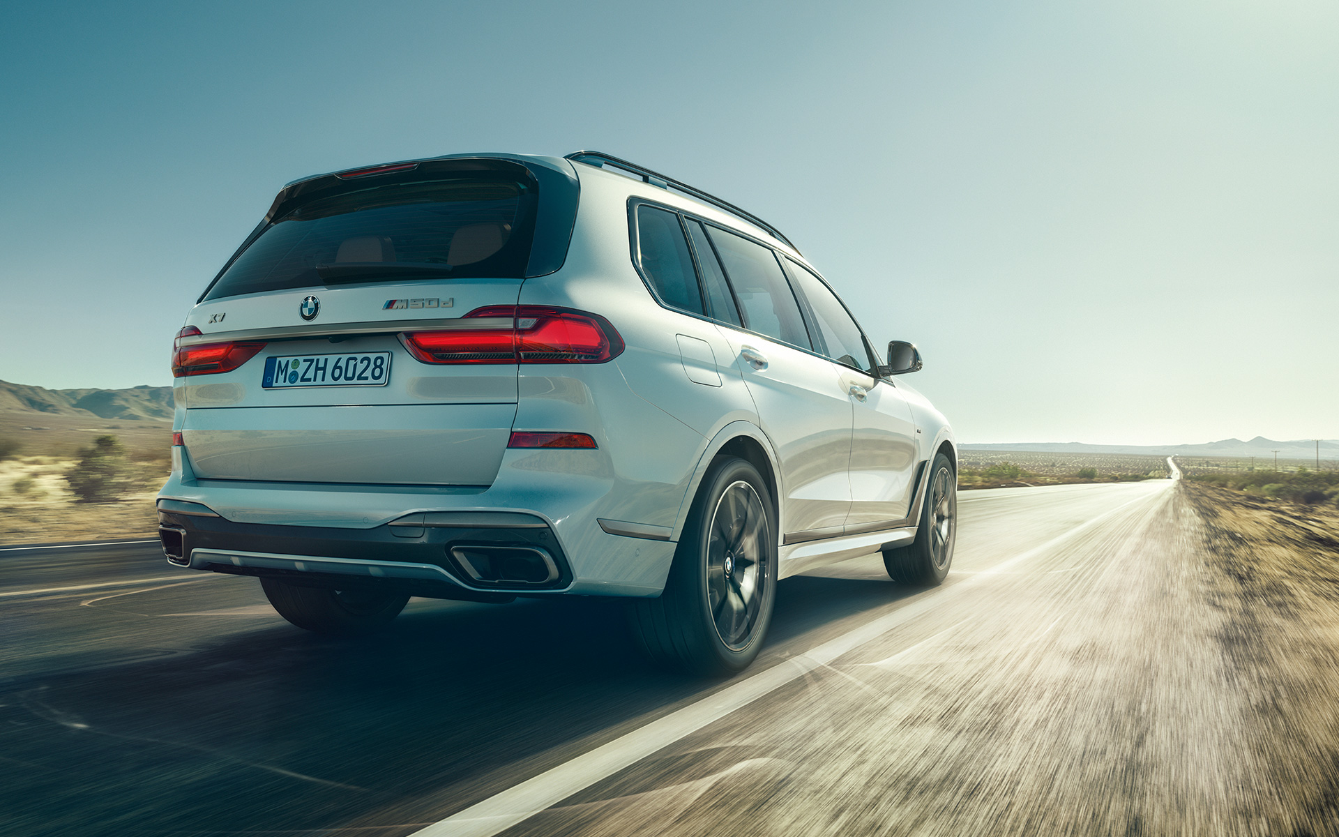BMW X7 M50d G07 2019 Mineral bela boja, zadnji prikaz vozila tokom vožnje BMW X7 M50d G07 2019 Mineral bela boja, zadnji prikaz vozila tokom vožnje