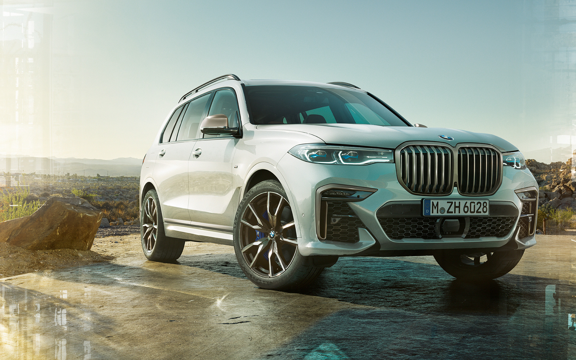 BMW X7 M50i G07 2019 Mineral bela boja, prikaz vozila u prirodi BMW X7 M50i G07 2019 Mineral bela boja, tročetvrtinski prednji prikaz vozila u prirodi
