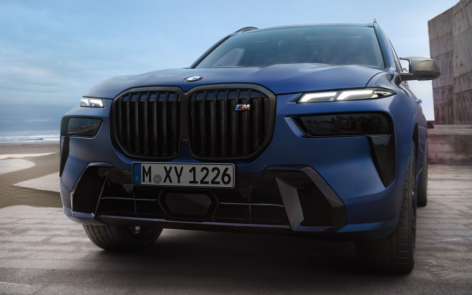 Prednji deo BMW X7 M60i G07 LCI Frozen Marina Bay plave boje bliži prikaz parkiranog vozila
