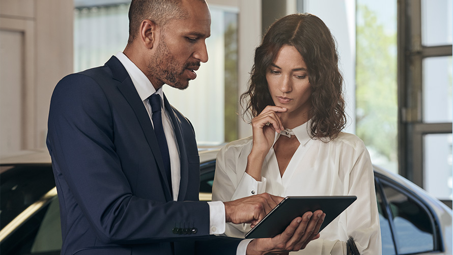 Zaposleni u BMW-ov servisu uslužuje klijenta