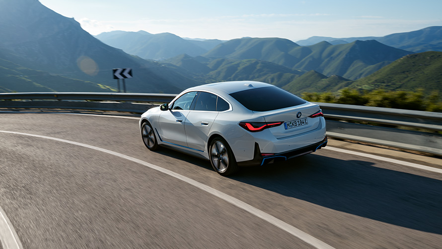Podaci o voznom parku Pregled BMW Posebne prodajne ponude Održivost Centar Pregled BMW Posebne prodajne ponude Održivost Centar Pregled Podaci o voznom parku BMW se kreće putem okružen planinskim pejzažom