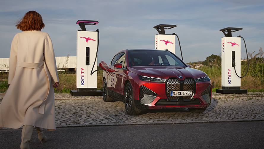 BMW rešenja za napajanje Pregled BMW Posebne prodajne ponude Održivost Centar Pregled BMW Posebne prodajne ponude Održivost Centar Pregled BMW-ova rešenja za napajanje BMW na stanici za punjenje sa ženom u prvom planu