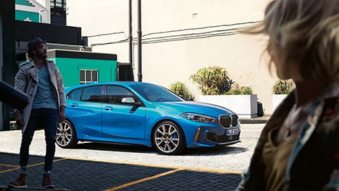 BMW tročetvrtinski bočni prikaz čoveka na skejtbordu BMW finansijske usluge BMW tročetvrtinski bočni prikaz čoveka na skejtbordu