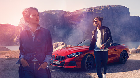 BMW tročetvrtinski prednji prikaz vozila ispred planinskog pejzaža sa ženom i muškarcem BMW finansijske usluge BMW tročetvrtinski prednji prikaz vozila ispred planinskog pejzaža sa ženom i muškarcem