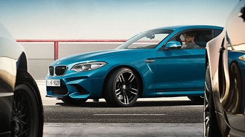 Čovek u BMW-u na ulici BMW finansijske usluge čovek u BMW-u na ulici