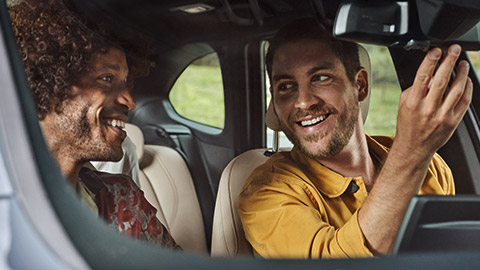 Muškarci se smeju dok sede u BMW-u BMW Finansijske usluge muškarci se smeju dok sede u BMW-u