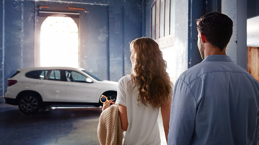 Par ispred BMW-a u zgradi BMW finansijske usluge par ispred BMW-a u zgradi