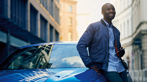 Čovek naslonjen na BMW-u BMW Finansijske usluge čovek naslonjen na BMW-u