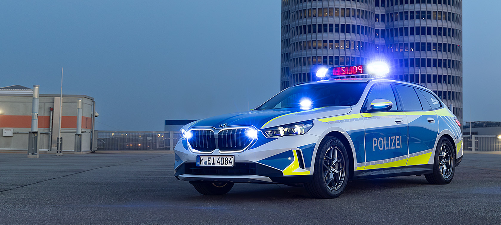 BMW Serija 5 Touring G31 LCI policijsko vozilo 1/3 prednji prikaz vozila tokom vožnje tunelom
