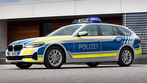 Policijsko vozilo BMW Serije 5 Touring G31LCI BMW Serije 5 Touring G31LCI policijsko vozilo 7/8 bočni prikaz parkiranog vozila