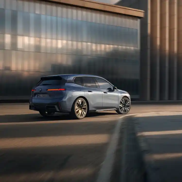 BMW iX Integrisano aktivno upravljanje.