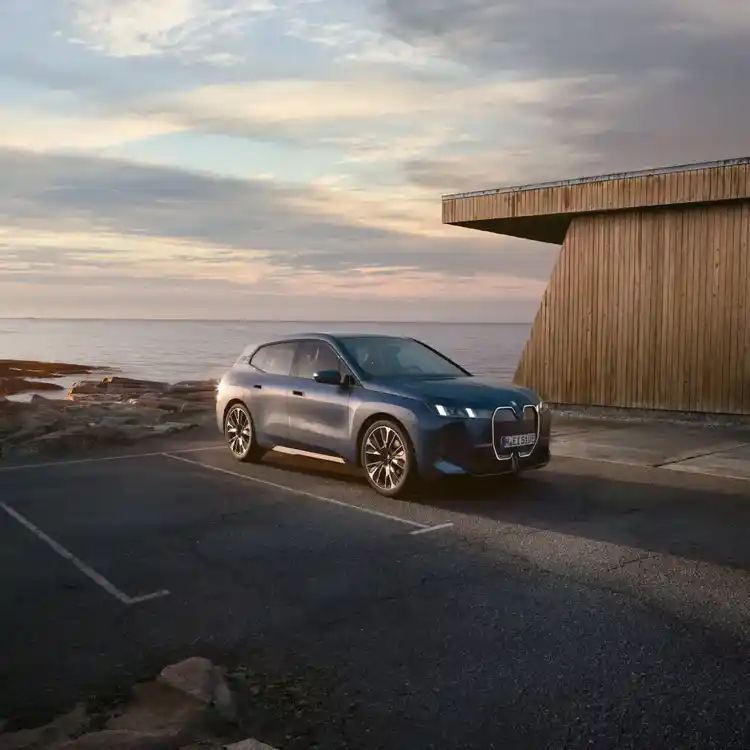 BMW iX adaptivno dvoosovinsko vazdušno vešanje