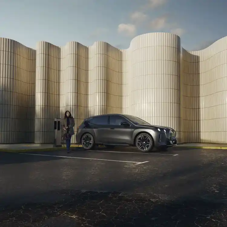 BMW iX M70 javno punjenje
